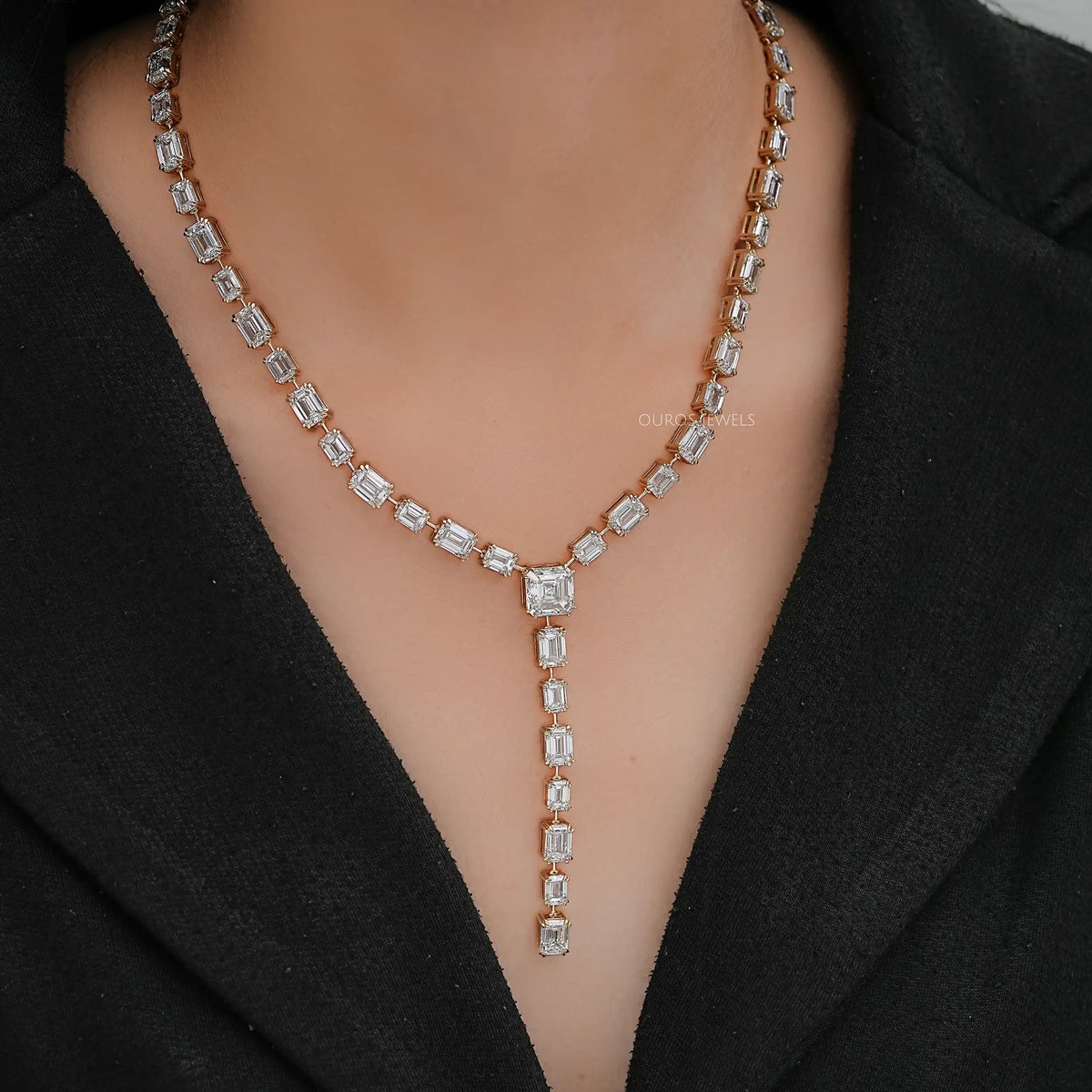 Pendentif serti clos avec diamant de laboratoire taille poire ancienne mine