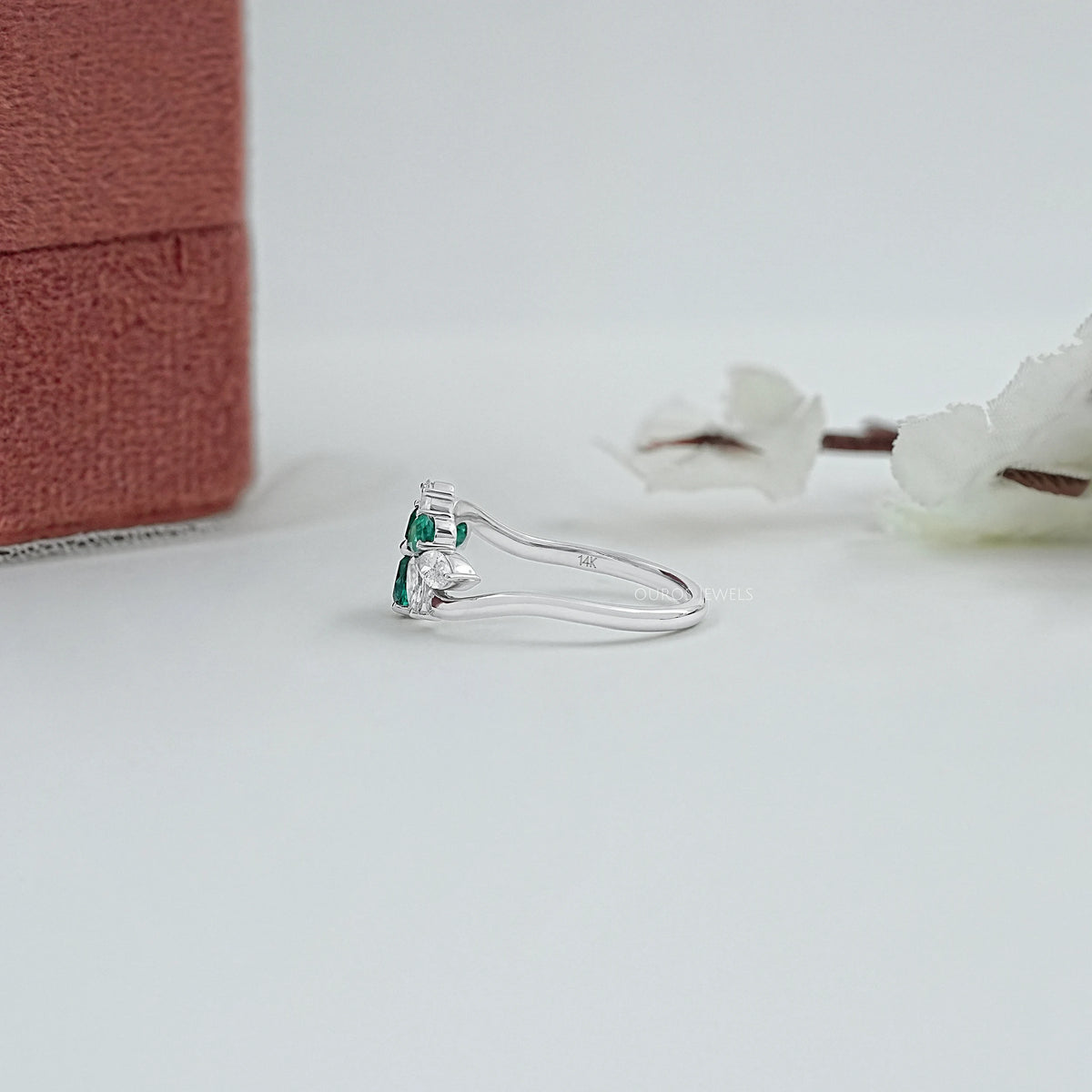 Bague avec pierre précieuse ronde rose et ruban de sensibilisation au cancer