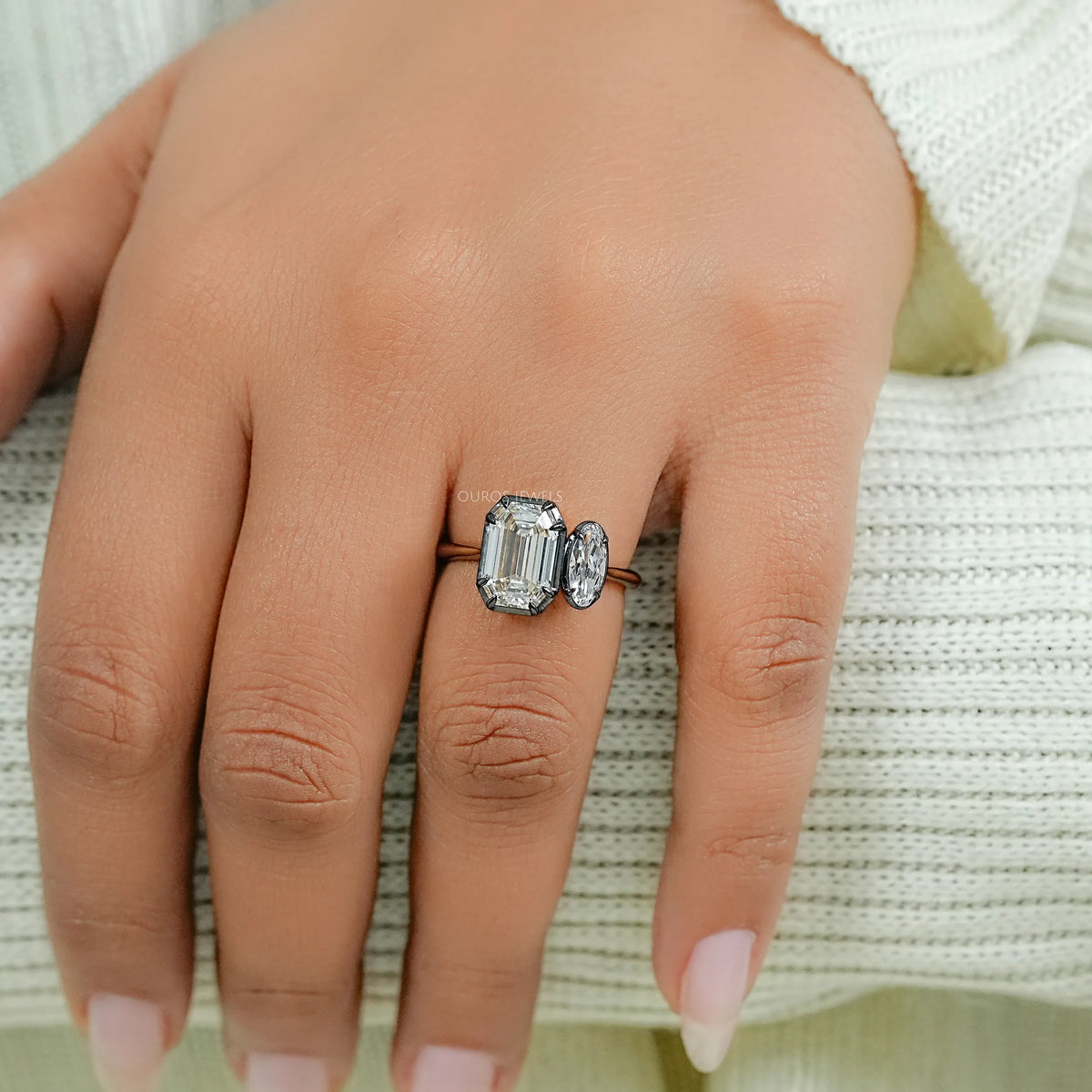 Bague halo en émeraude taille ancienne serti clos avec entourage diamants