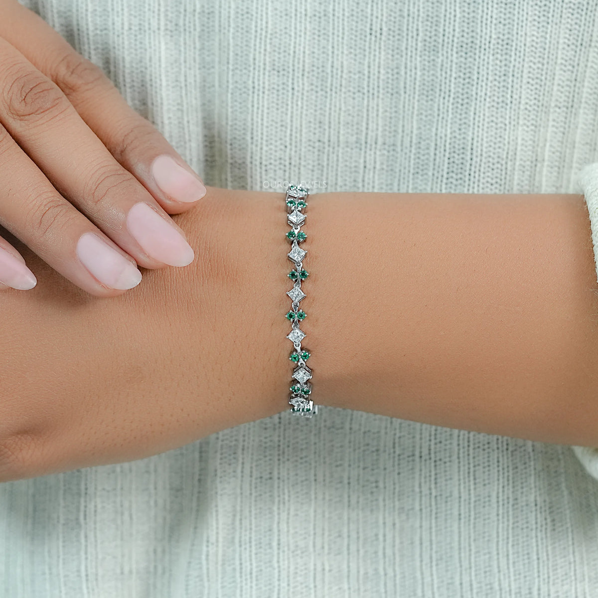 Bracelet à trois pierres rondes en saphir