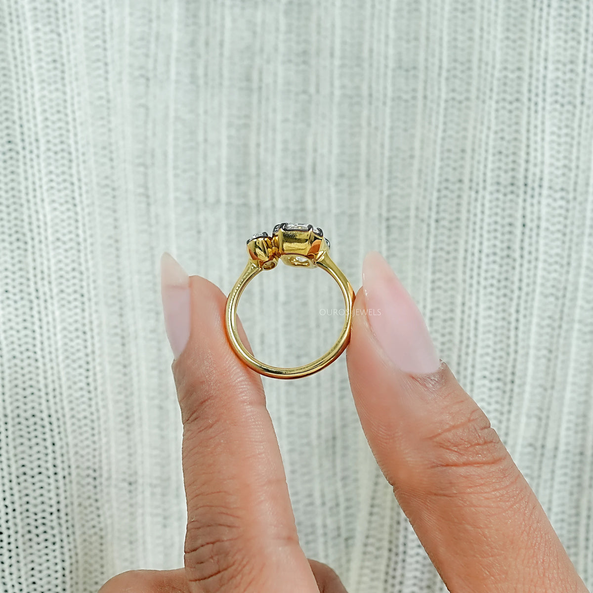 Bague halo en émeraude taille ancienne serti clos avec entourage diamants