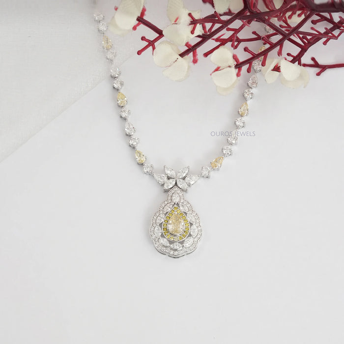 Collier en forme de larme avec poire jaune et diamant blanc