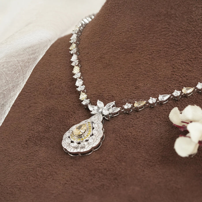 Collier en forme de larme avec poire jaune et diamant blanc