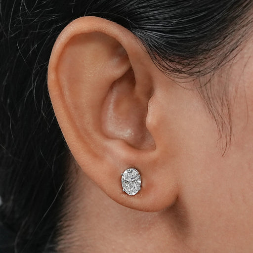 Boucles d'oreilles à tige en diamants de laboratoire à taille ovale