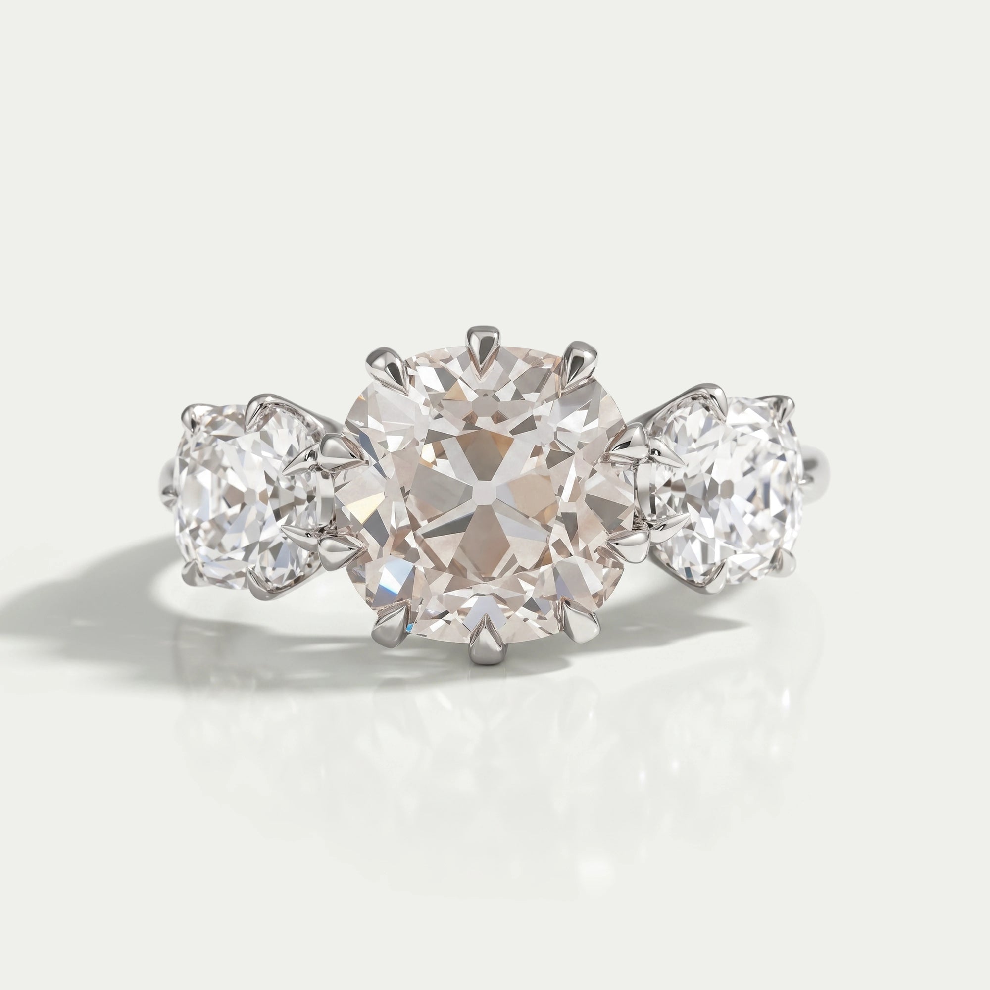 Bague de fiançailles à trois diamants taille coussin Old Mine