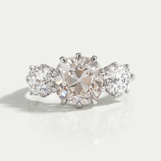 Bague de fiançailles à trois diamants taille coussin Old Mine