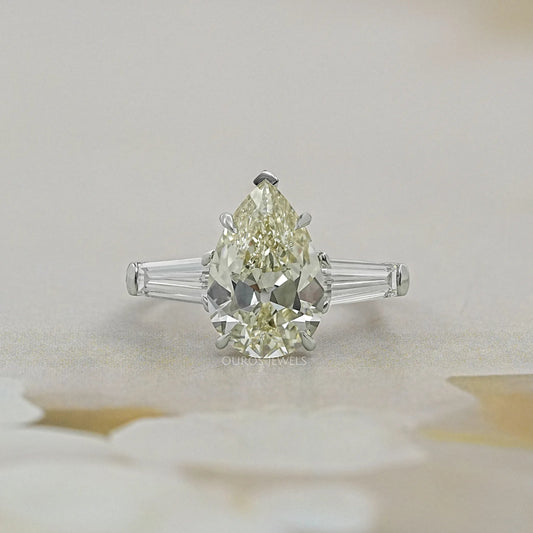 Bague de fiançailles à trois pierres en forme de poire et diamants – avec baguettes effilées 