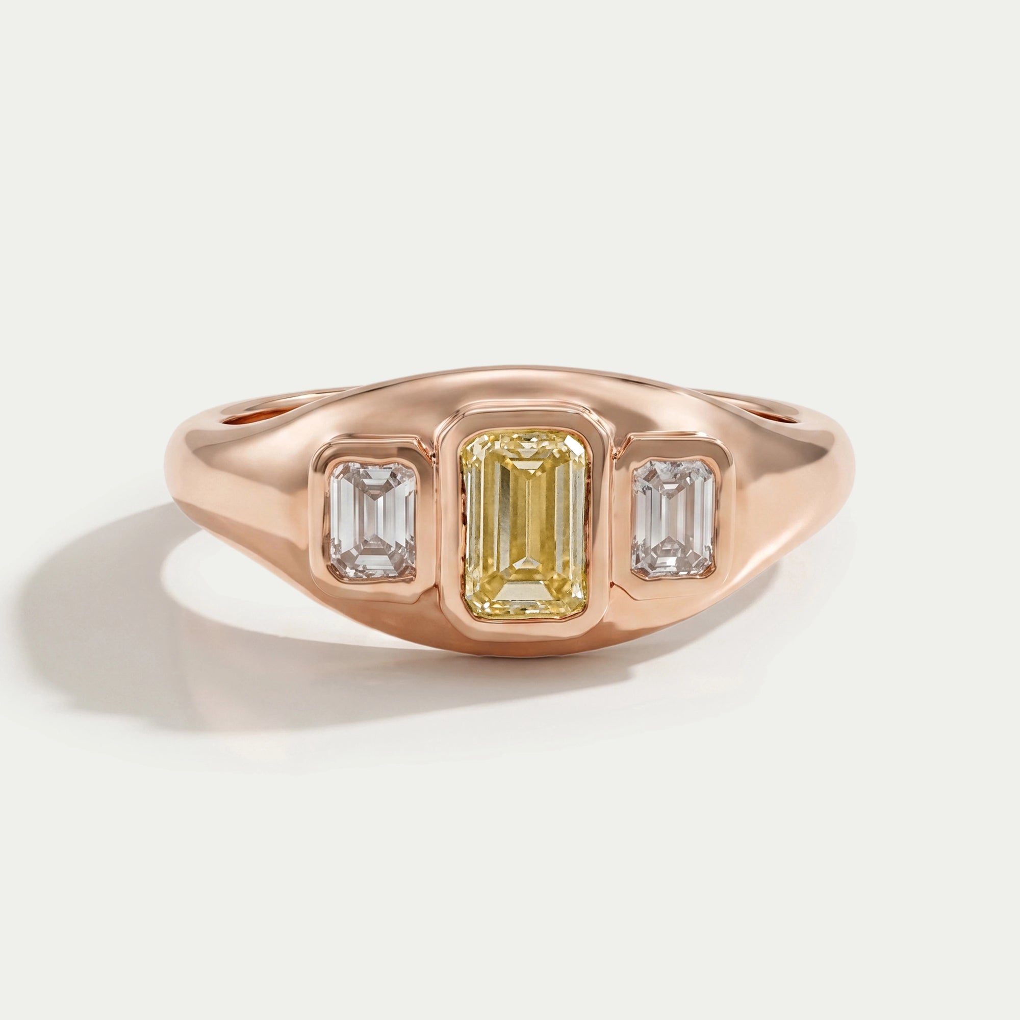 Bague à 3 diamants taille émeraude jaune sertie de lunette