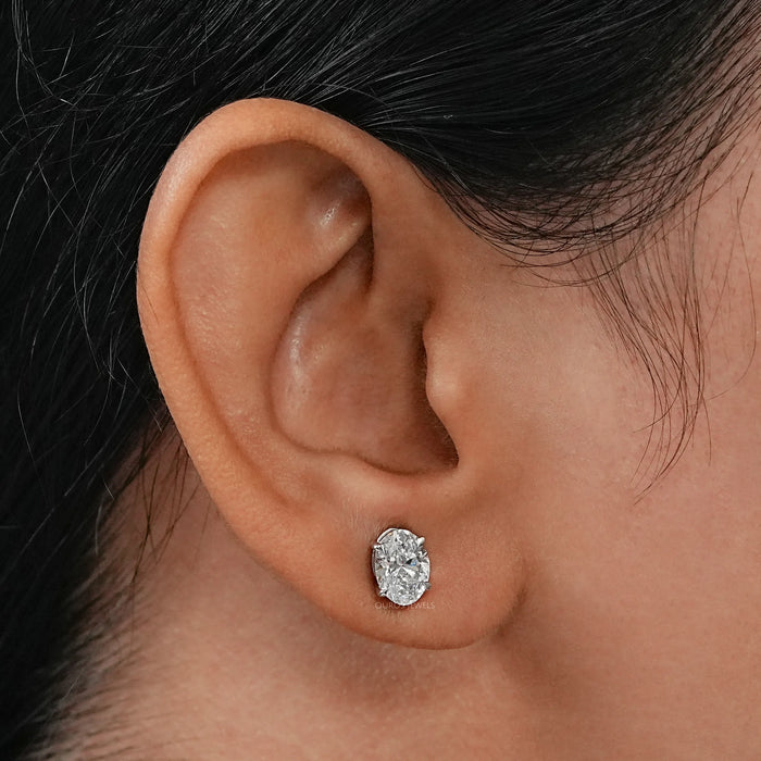 Boucles d'oreilles à tige en diamants de laboratoire à taille ovale