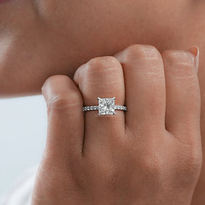 Bague de fiançailles avec diamant solitaire de laboratoire à taille princesse