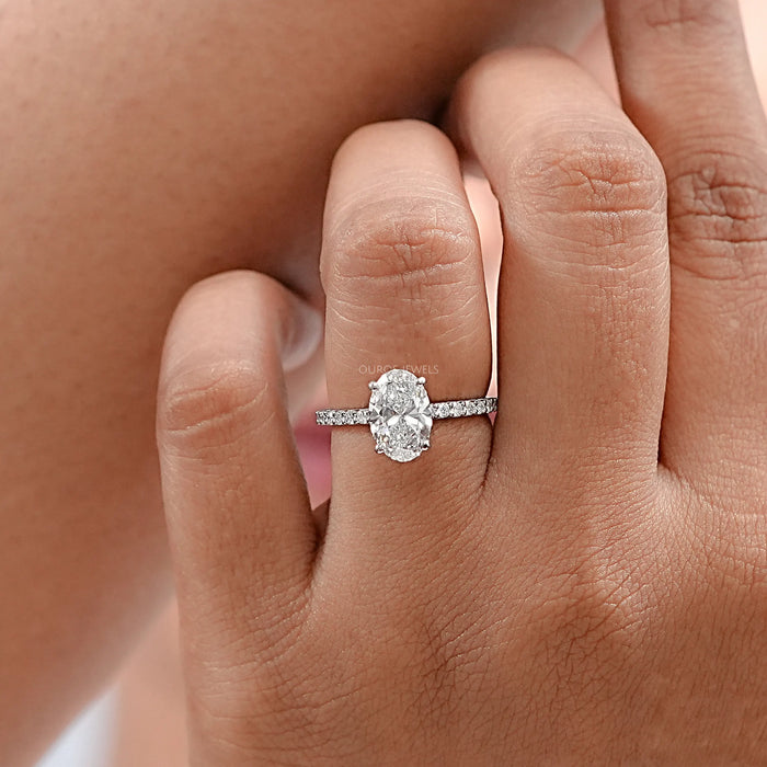 Solitaire de forme ovale avec bague décorative