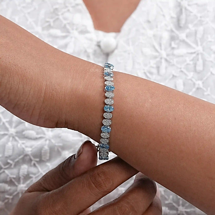 Bracelet de tennis alterné avec diamants bleus ovales et ronds