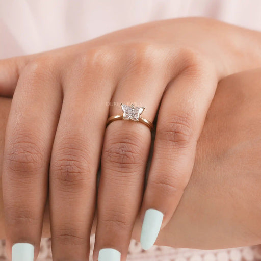 Bague de fiançailles avec diamant solitaire et papillon rose