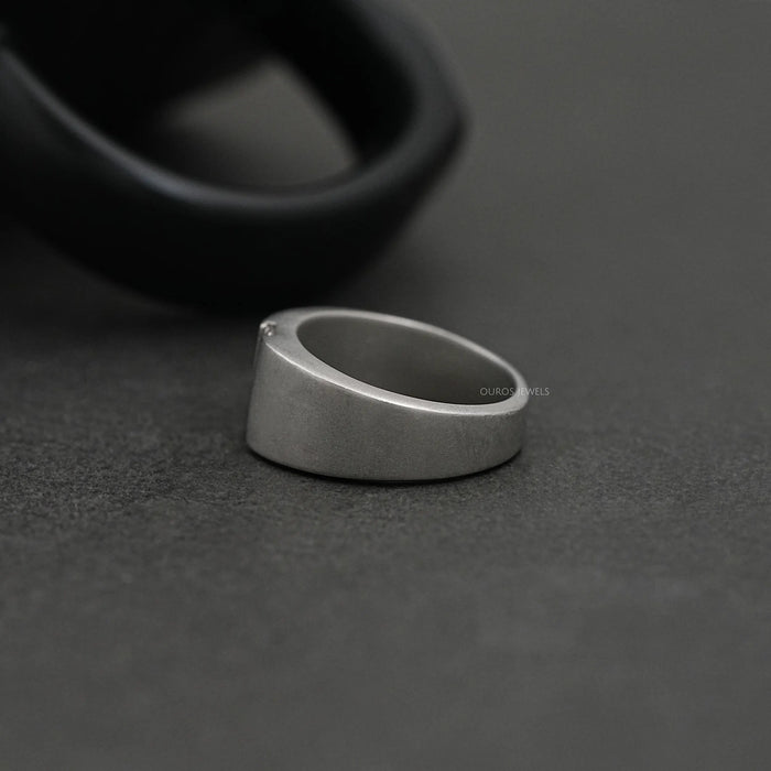 Bague solitaire pour homme à coupe baguette conique