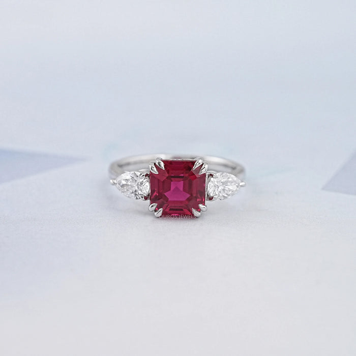 Bague à trois pierres avec rubis et diamants