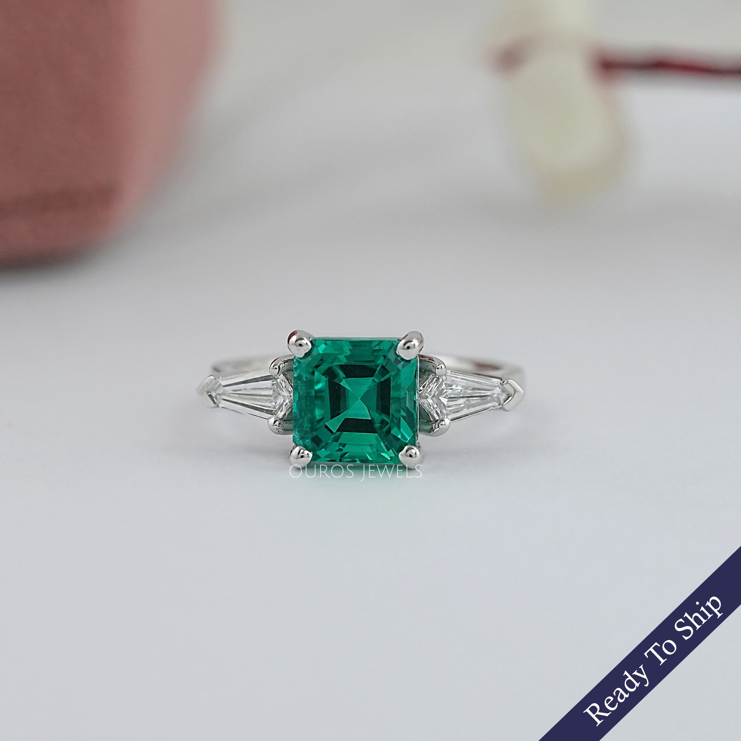 Bague de fiançailles à trois pierres précieuses vertes taille Asscher