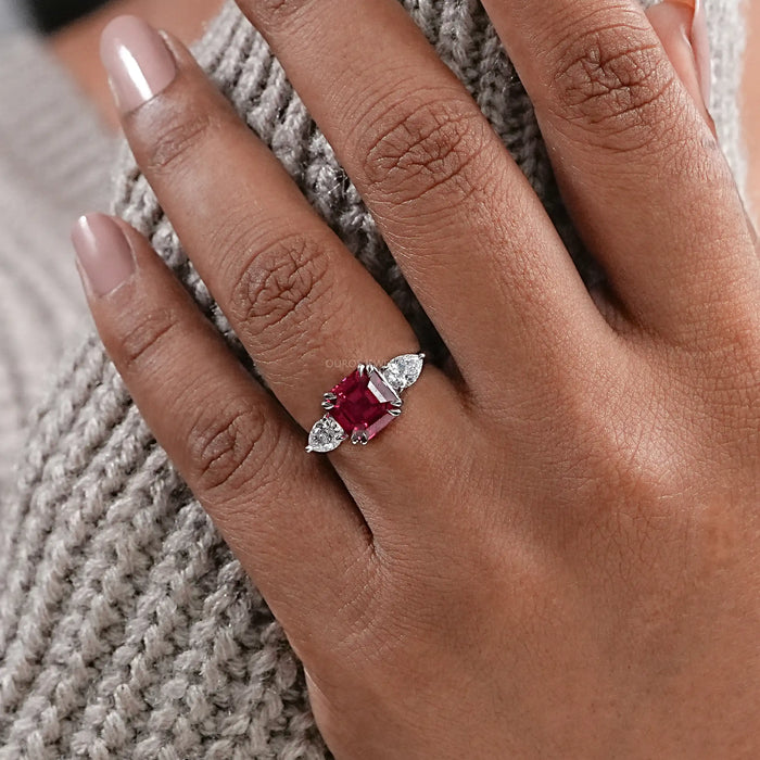 Bague à trois pierres avec rubis et diamants