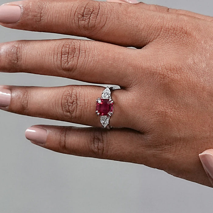 Bague à trois pierres avec rubis et diamants