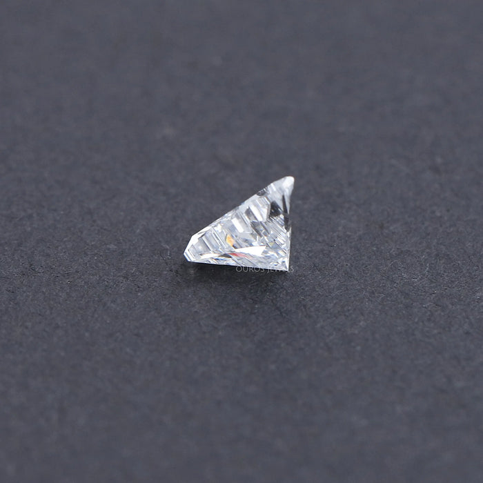 Diamant de laboratoire de forme antique à taille de taureau