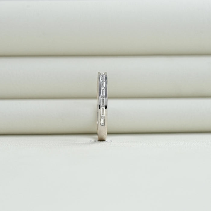 Alliance de mariage avec diamants baguettes sertis en canal