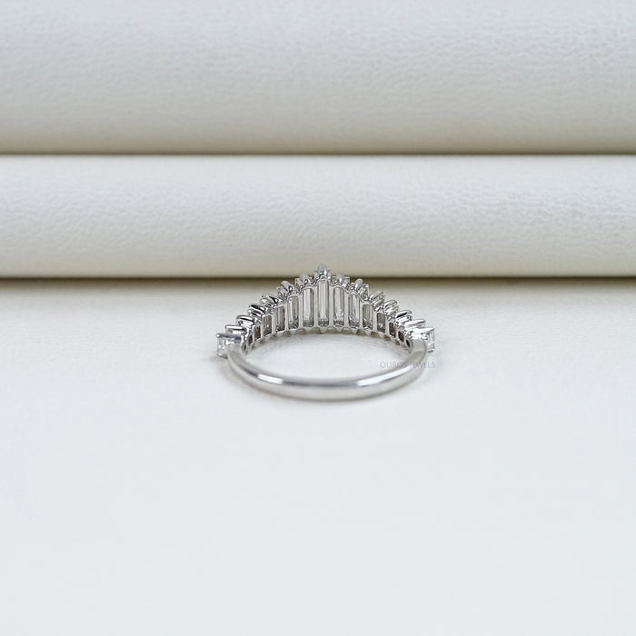 Alliance avec diamant taille baguette