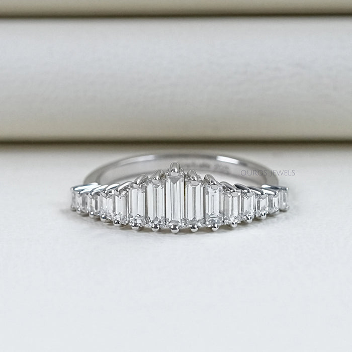 Alliance avec diamant taille baguette