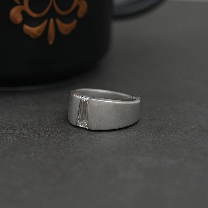 Bague solitaire pour homme à coupe baguette conique