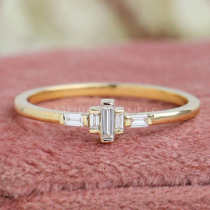 Bague délicate avec diamants baguette