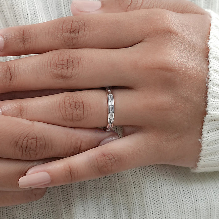 Alliance de mariage avec diamants baguettes sertis en canal