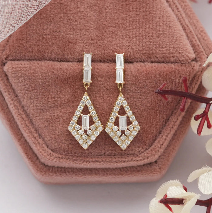 Boucles d'oreilles pendantes en diamants de laboratoire taille baguette et halo rond