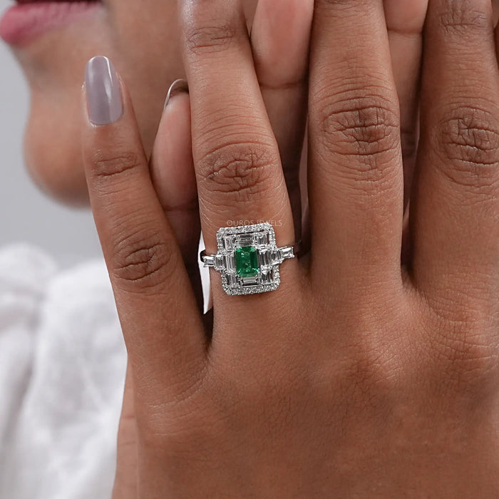 Bague en pierres précieuses avec halo de diamants ronds et baguettes