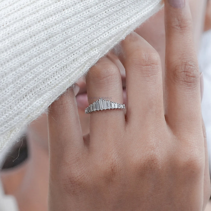 Alliance avec diamant taille baguette