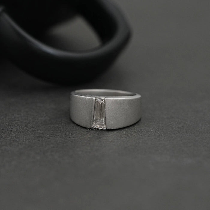 Bague solitaire pour homme à coupe baguette conique