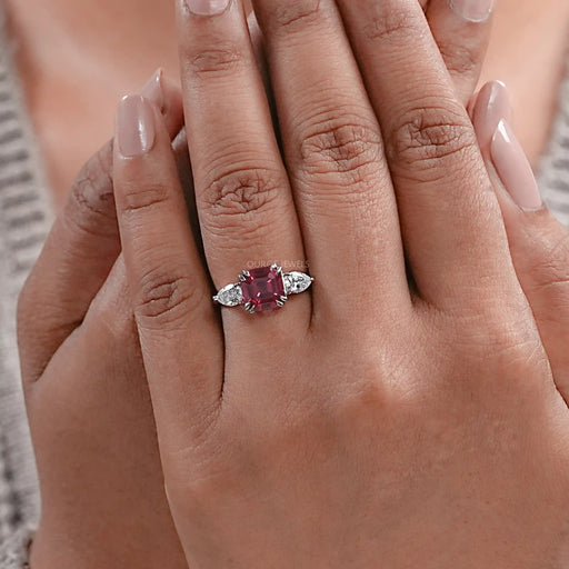 Bague à trois pierres avec rubis et diamants