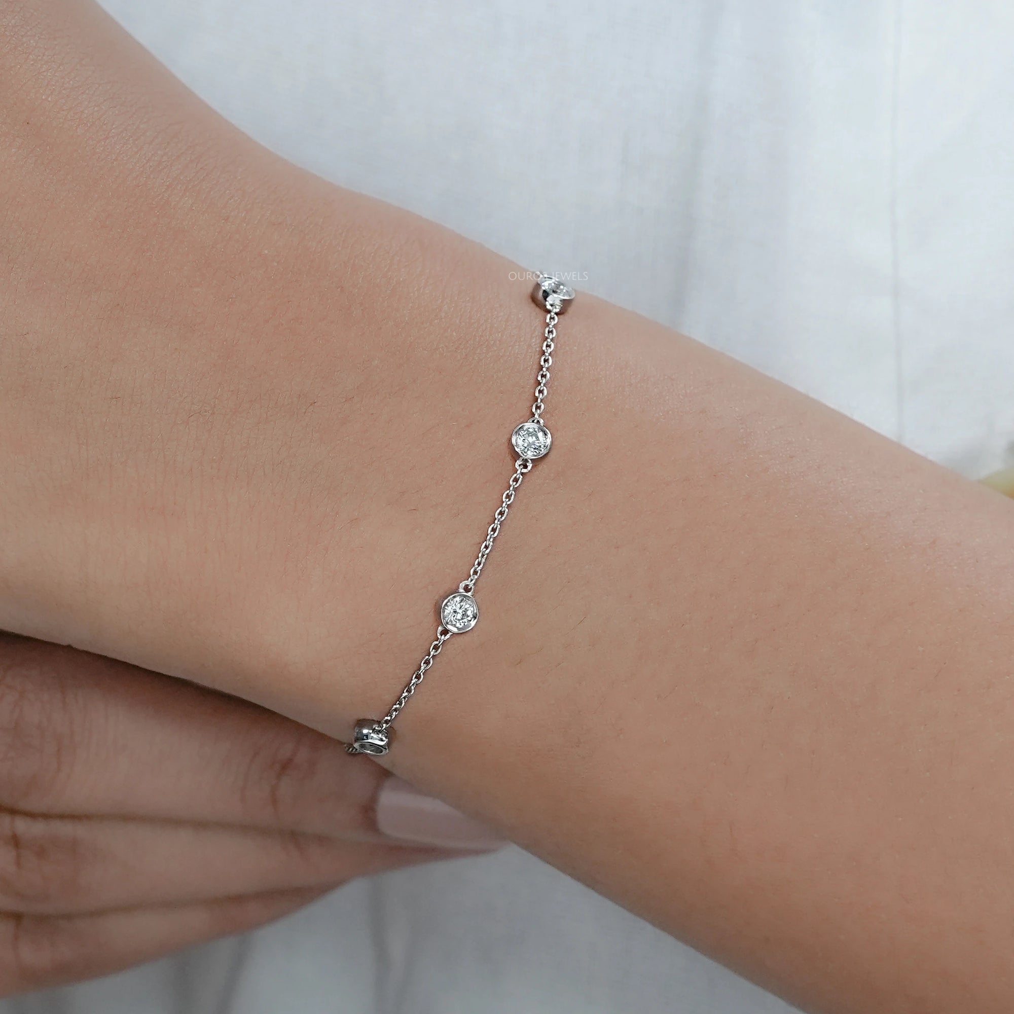 Round Diamond Bezel Set Chain Bracelet Bracelet