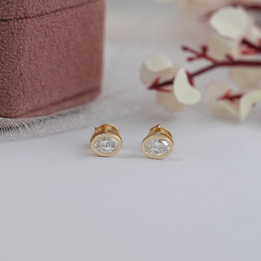 Boucles d'oreilles à tige serties de diamants ovales de laboratoire