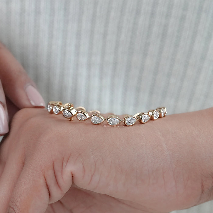 Bracelet de tennis East West à taille poire sertie de lunette