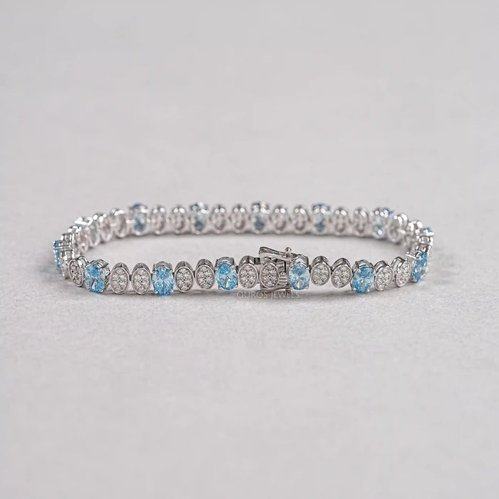 Bracelet de tennis alterné avec diamants bleus ovales et ronds