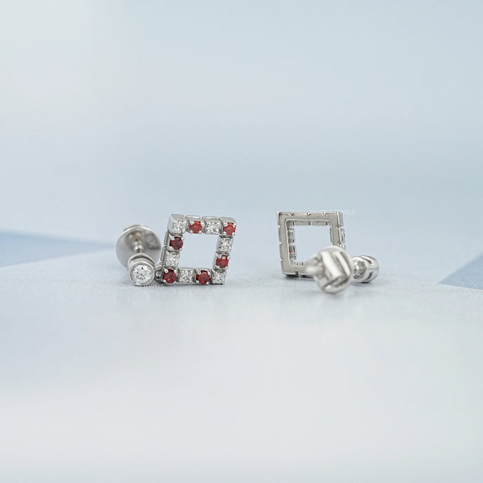 Boucles d'oreilles pendantes avec pierres précieuses en rubis rondes serties de lunette