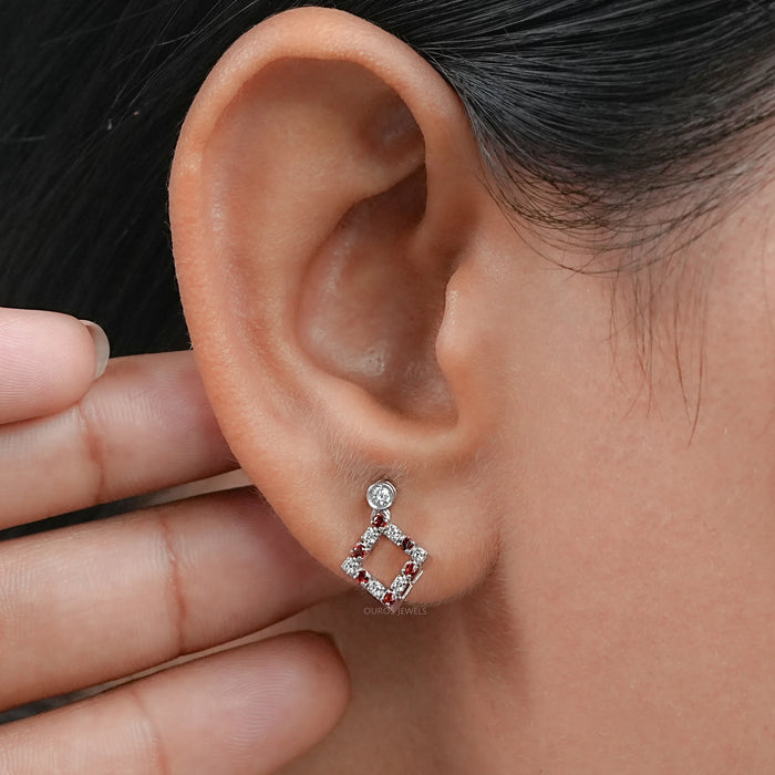 Boucles d'oreilles pendantes avec pierres précieuses en rubis rondes serties de lunette