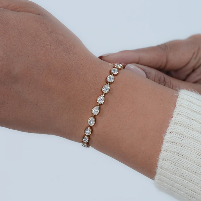 Bracelet de tennis East West à taille poire sertie de lunette