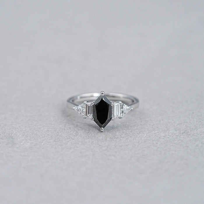 Bague d'anniversaire avec diamant noir marquise hollandaise