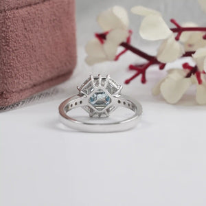 Bague fantaisie avec diamant de laboratoire taille Asscher bleu halo et accent