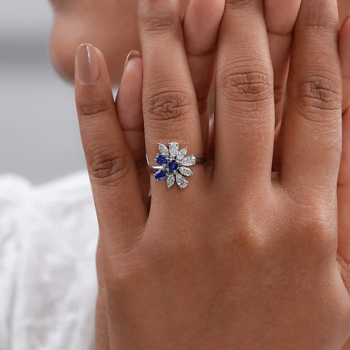 Bague en grappe de pierres précieuses à taille ovale en saphir bleu