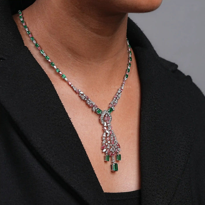 Collier de mariage avec émeraude verte et diamant rose en forme de poire