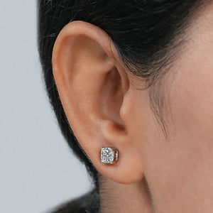 Clou d'oreille solitaire en diamant de laboratoire taille coussin