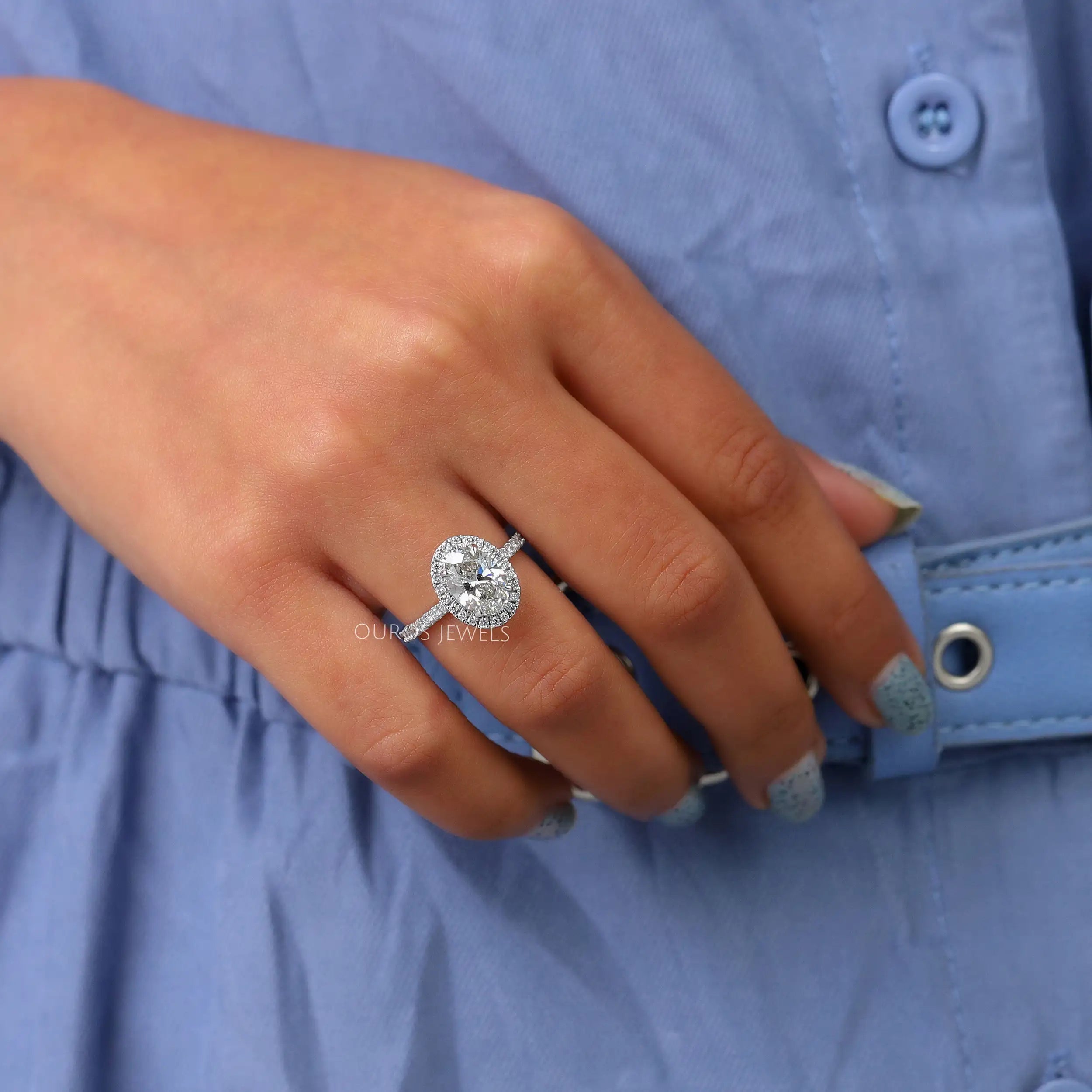 Bague de fiançailles avec halo de taille ovale et diamant solitaire