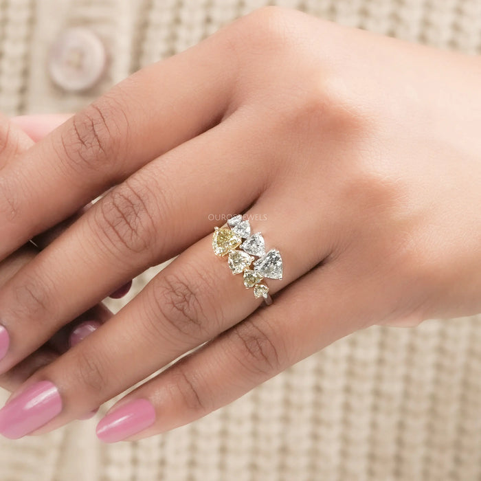 Bague de contournement avec diamants de laboratoire taillés en cœur jaune