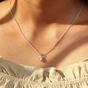 Collier avec diamant solitaire de laboratoire à taille ovale