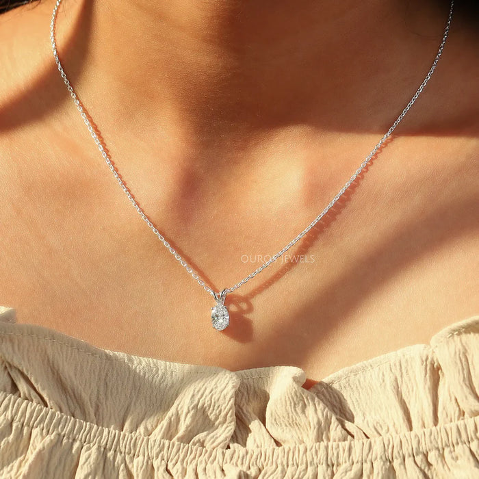 Collier avec diamant solitaire de laboratoire à taille ovale